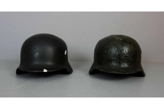 2 STAHLHELME / steel helmets, 20. Jh., geschwärztes Metall, Helmglocke jeweils mit Nackenschirm; - Bild 2 aus 4