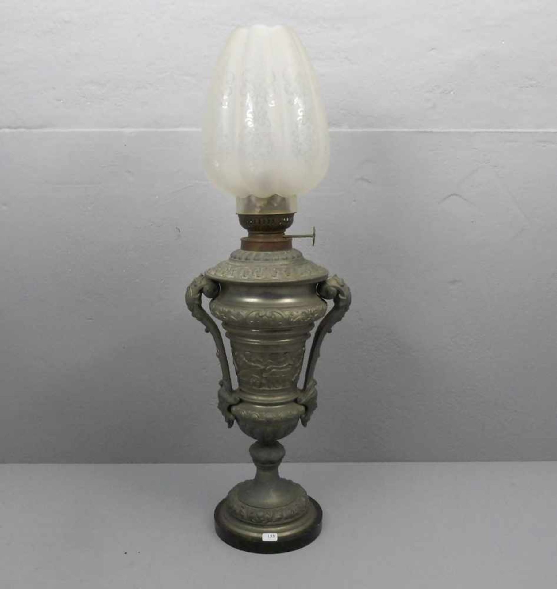 PETROLEUMLAMPE IN VASENFORM / petrol lamp, Historismus, um 1880; Zink, Glas und Messingmonturen.