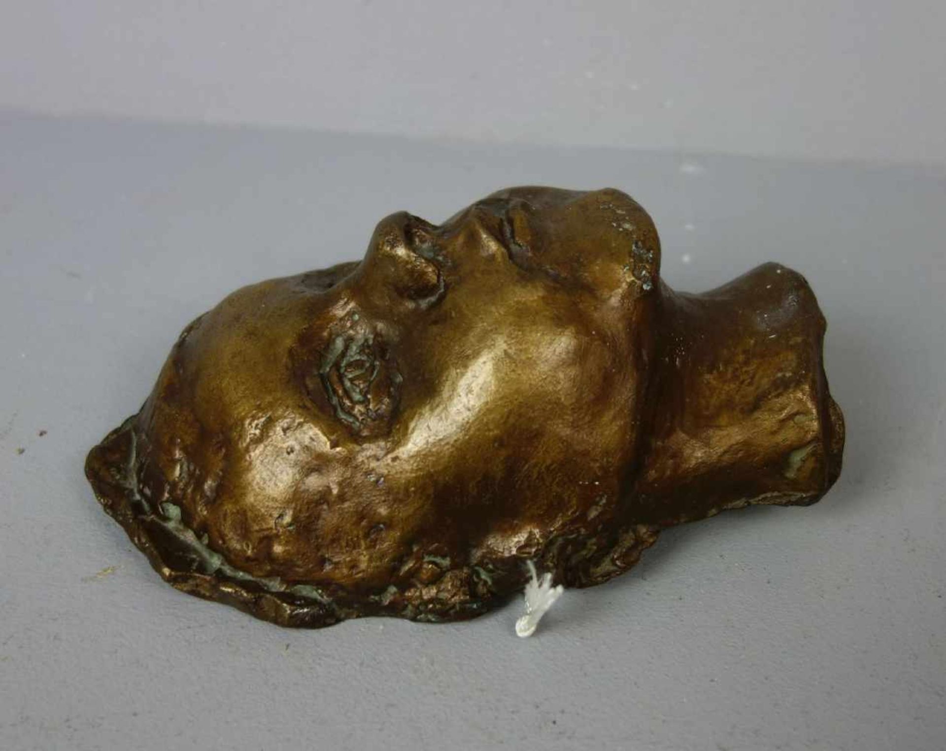 BILDHAUER DES 20. / 21. JH., Relief: "Kindergesicht", Bronze, unsigniert; Gießerstempel: "Guss Barth - Image 3 of 6