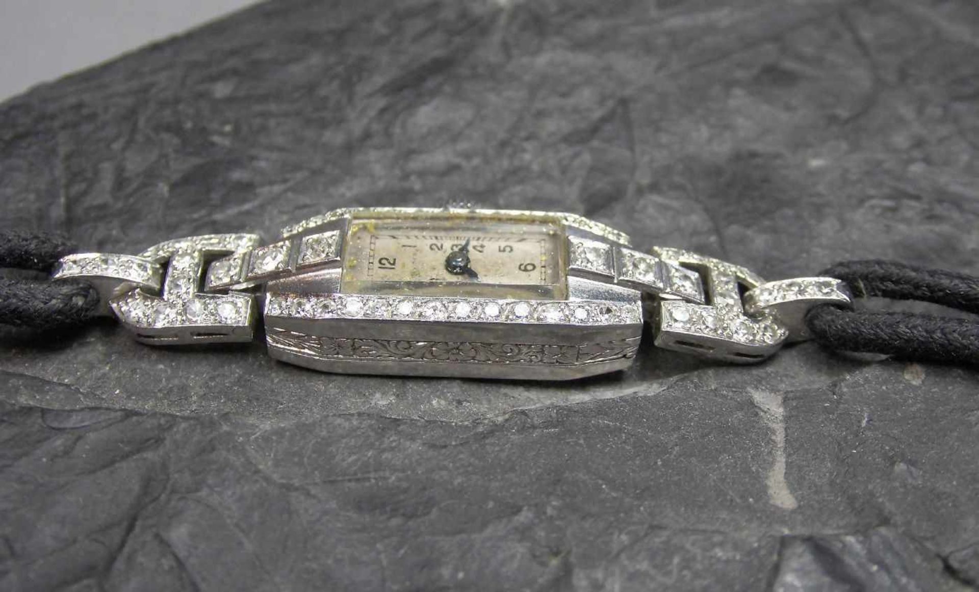 ART DÉCO - ARMBANDUHR / wristwatch, Platingehäuse, besetzt mit einer Vielzahl an Diamanten. - Bild 2 aus 5