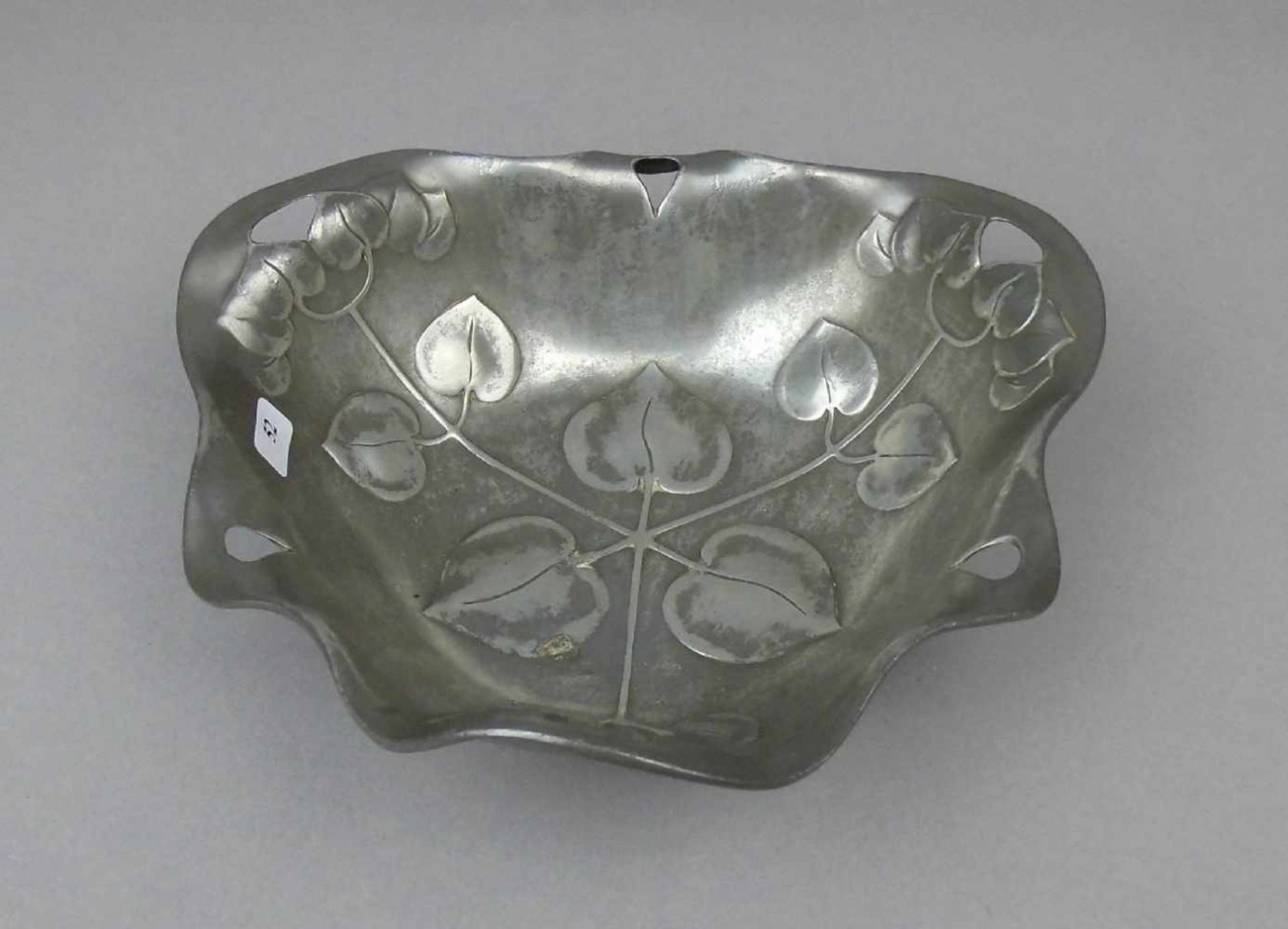 JUGENDSTIL - SCHALE / art nouveau pewter bowl, Zinn (ungemarkt), um 1900. Dreipassige Form mit - Bild 2 aus 3