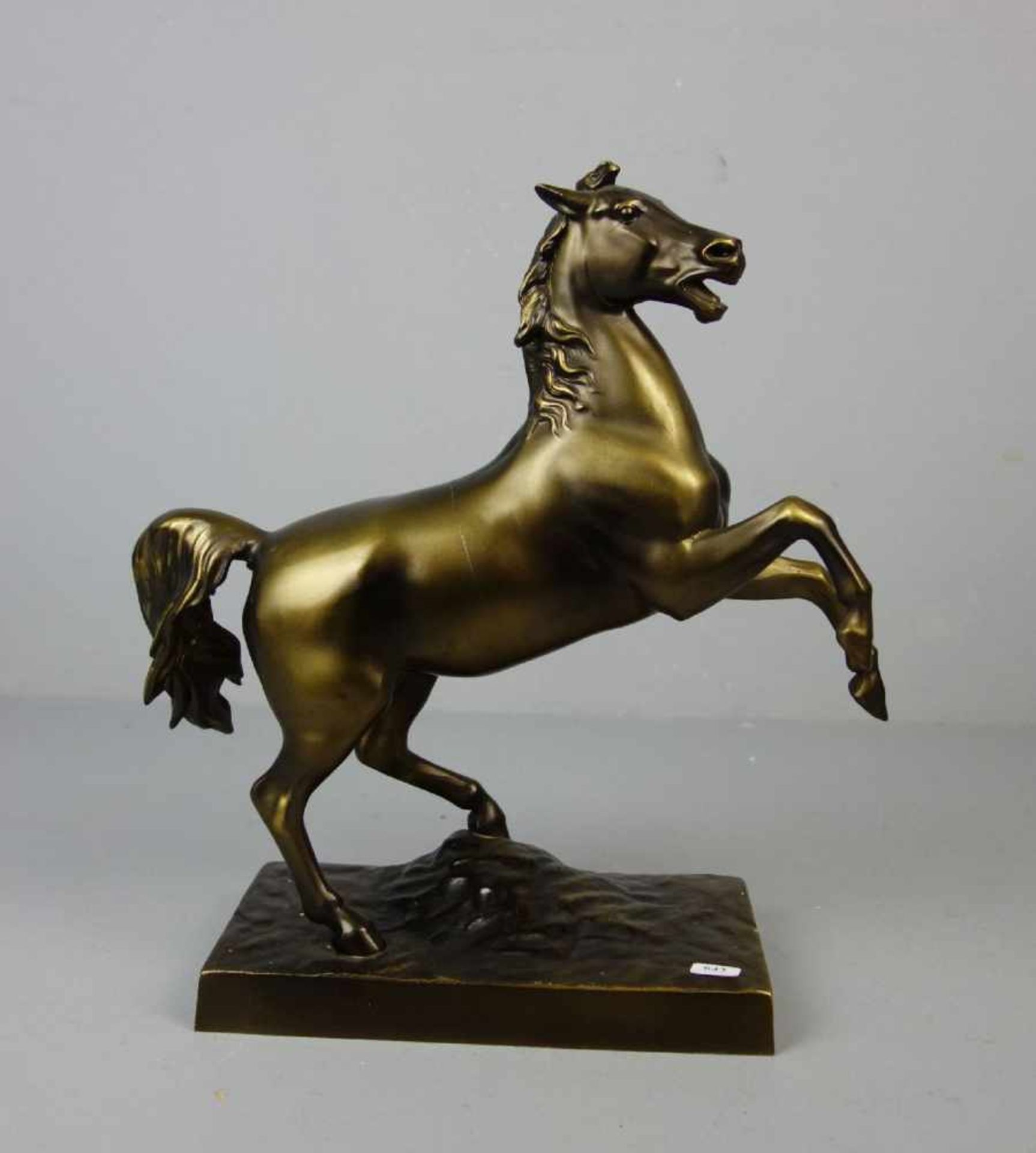 SKULPTUR: "Aufsteigendes Pferd", bronzierter Zinkguss. In leichter Stilisierung gearbeitetes Pferd