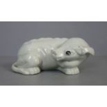 PORZELLANFIGUR / porcelain figure: "Liegender Drache", China (ungemarkt). Weissporzellan mit schwarz