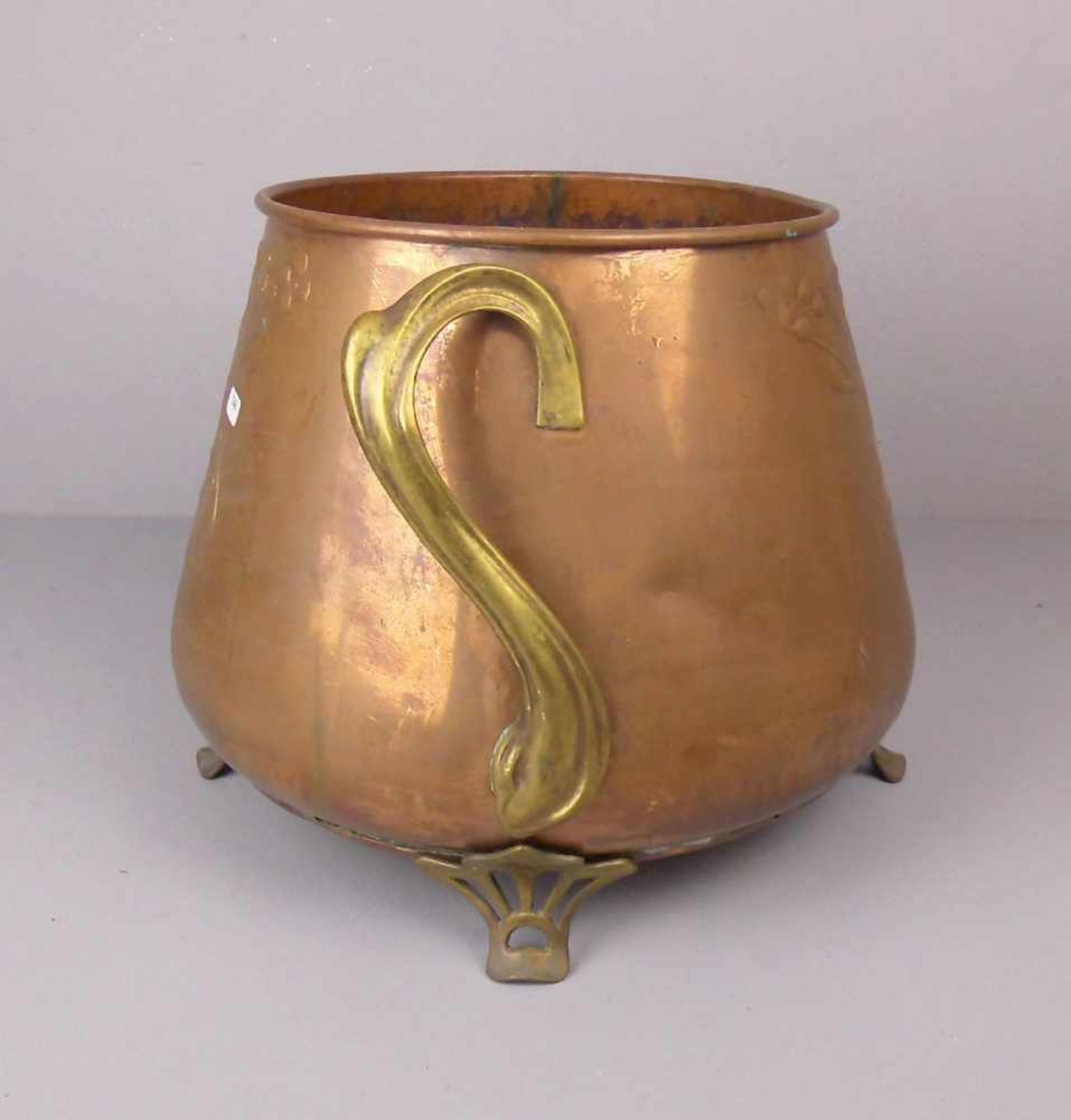 JUGENDSTIL - CACHEPOT / ÜBERTOPF, Kupfer mit Messingmonturen, um 1900. Leicht gebauchte konische - Bild 2 aus 5