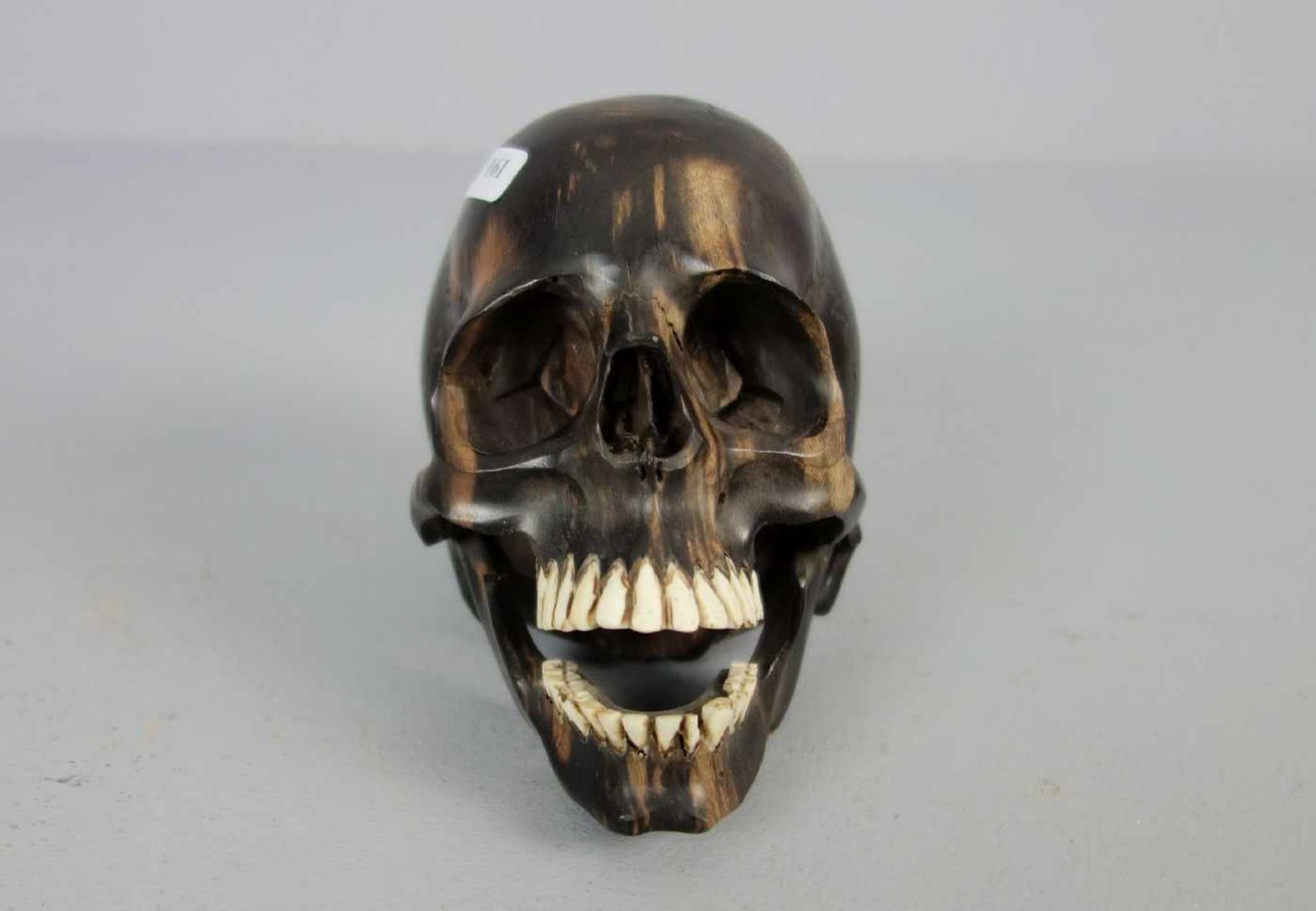 SCHÄDEL / MEMENTO MORI / skull, Buchsbaum, geschnitzt mit montierten Zähnen aus Bein. In leichter - Image 2 of 4