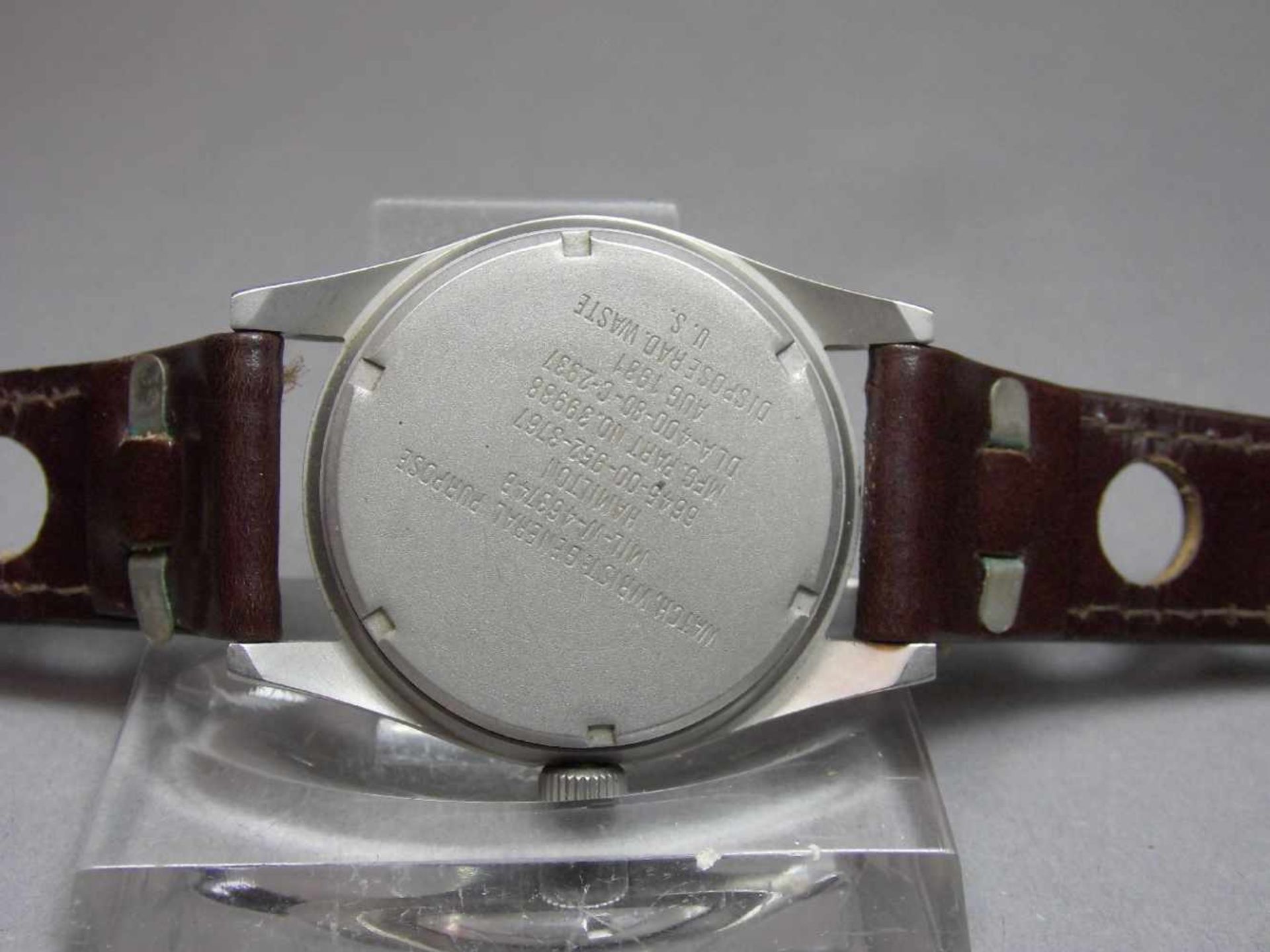 US MILITÄRUHR / ARMBANDUHR / US military wristwatch, Handaufzug, 1981. Rundes Stahlgehäuse mit 24- - Image 4 of 4
