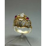 EXCLUSIVER RING, 750er Gelbgold (4,9 g), durchbrochen gearbeitet, zentral mit einem Brillanten von