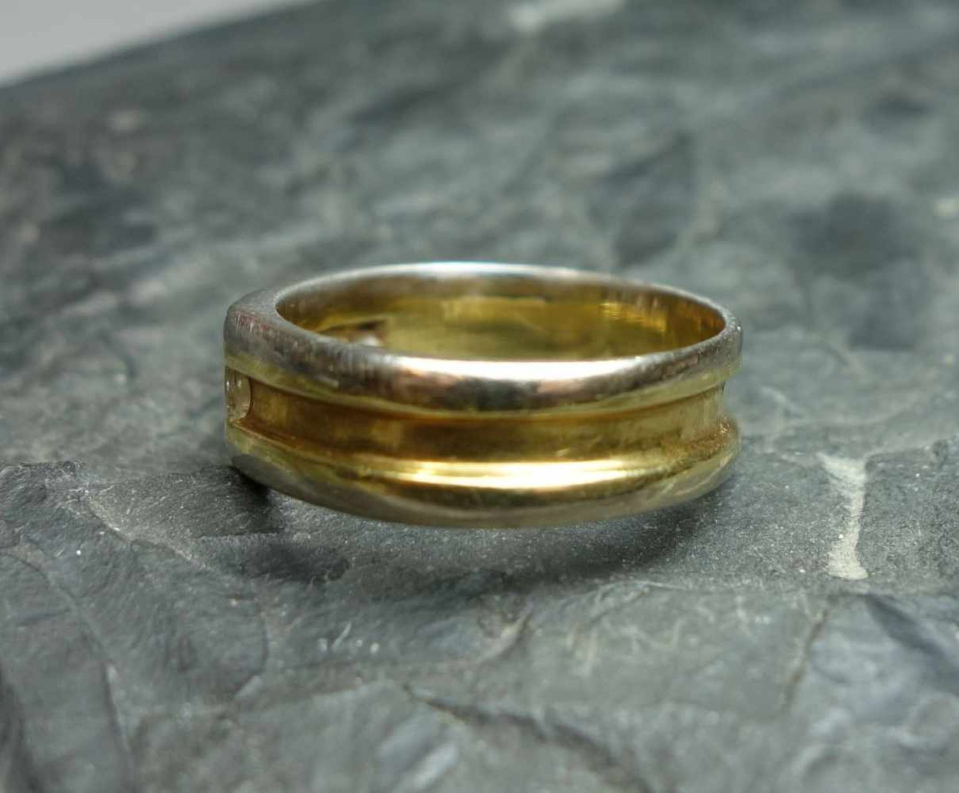 RING, bicolor, 750er Gold (5,4 g), Ringschiene besetzt mit 5 Brillanten von je 0,05 ct.; Ringgr. - Bild 2 aus 4