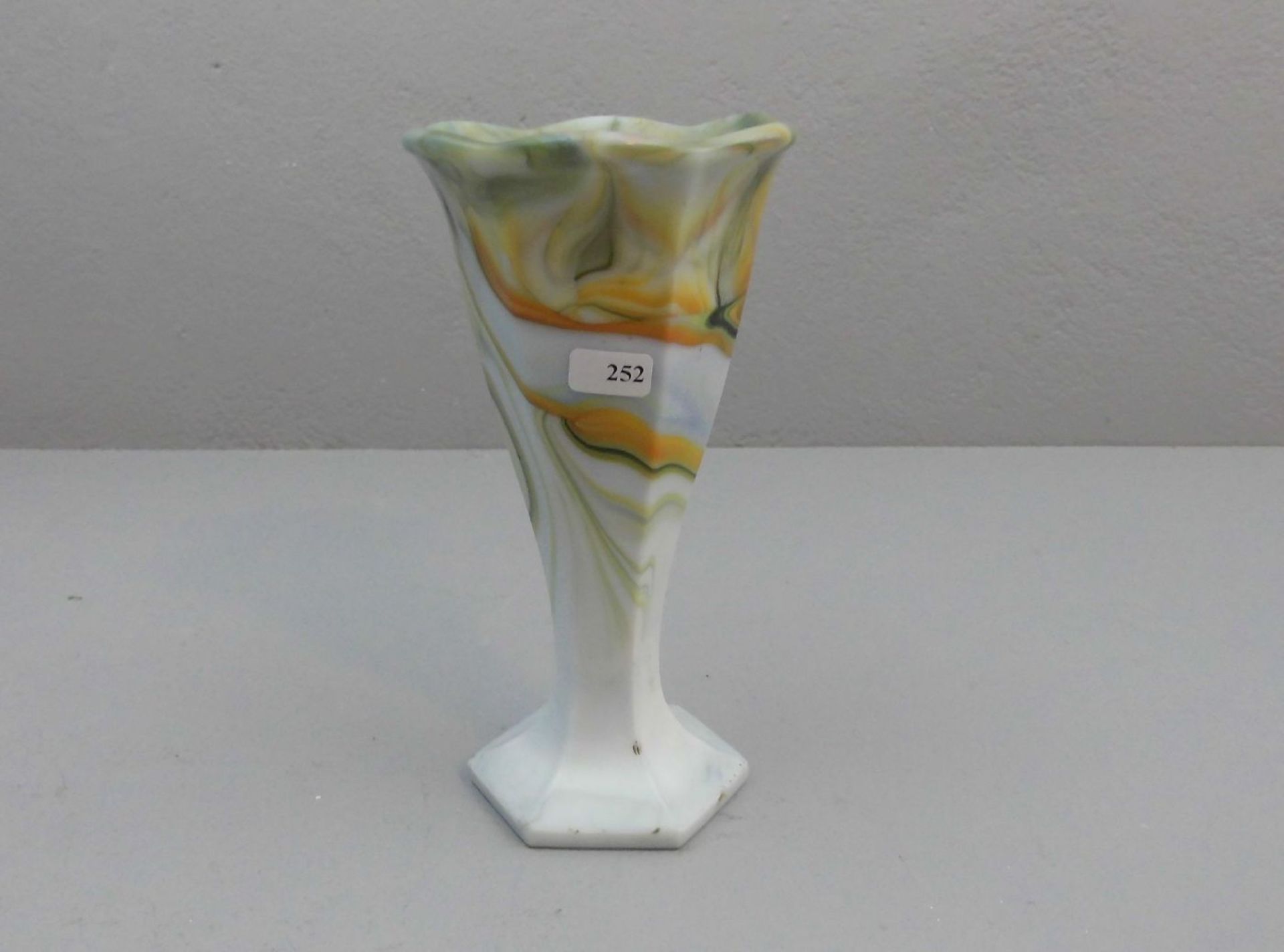 VASE, sogenanntes Marmorglas, formgeblasen und geschliffen; weiße Glasmasse mit grünen, gelben und