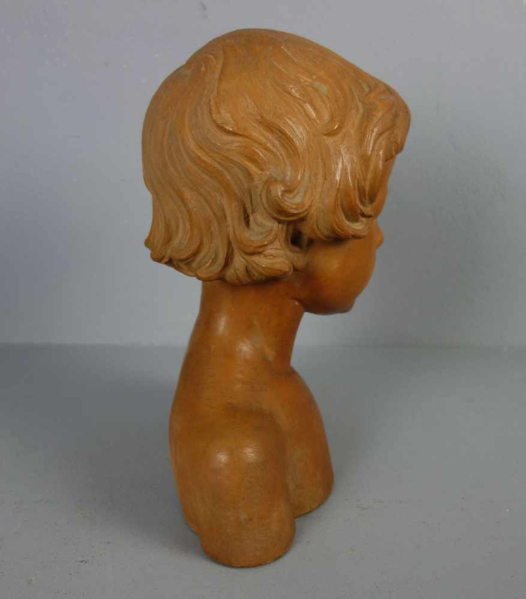KOLLMAR, WILHELM (1872-1948), Skulptur: "Büste eines Mädchens", Terrakotta, revers vertieft signiert - Bild 5 aus 5