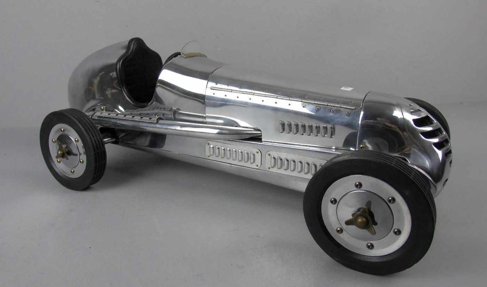 MODELL - AUTO: Mercedes Silberpfeil W 25 von 1934 / Grand Prix Model Car, unter dem Stand gemarkt "