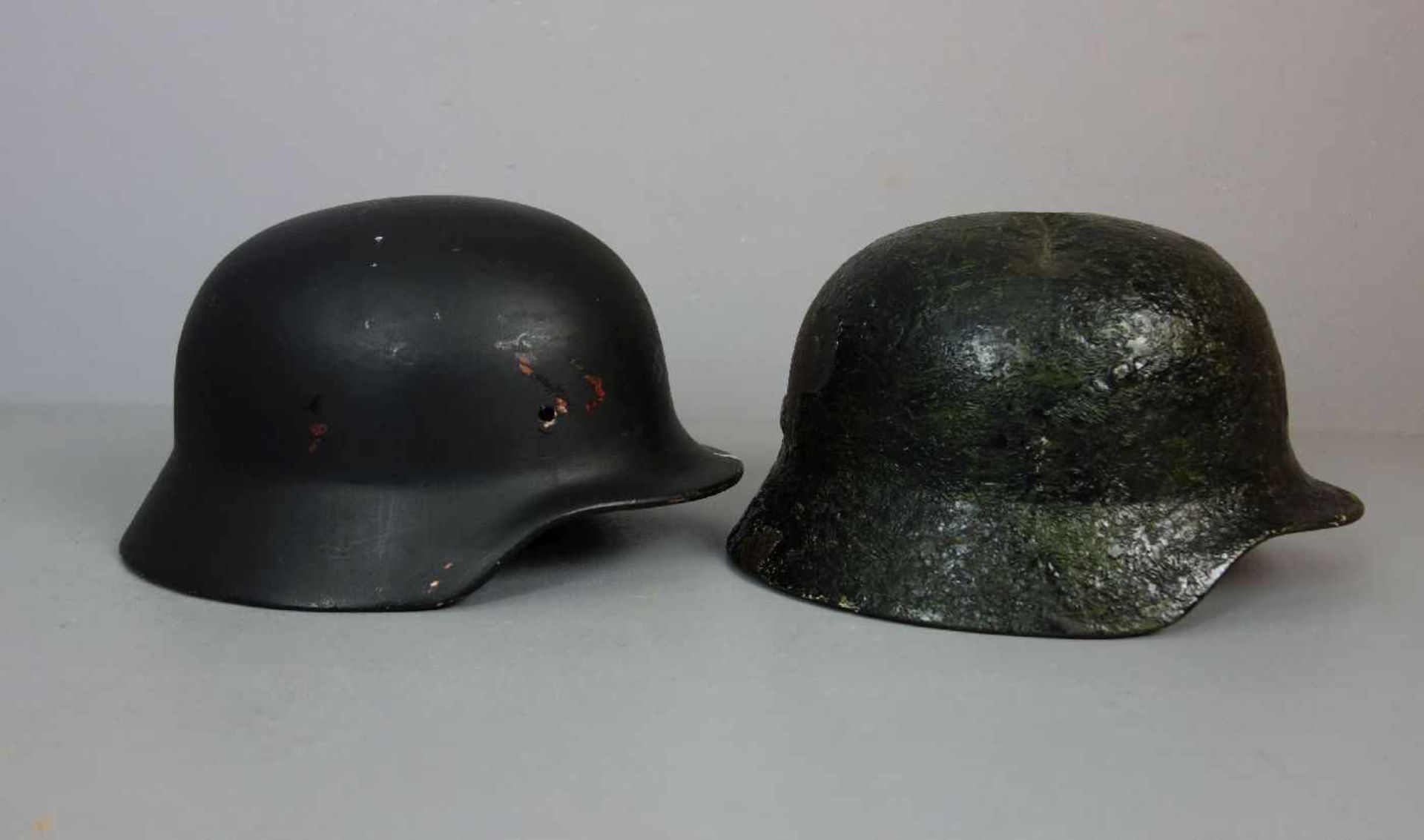 2 STAHLHELME / steel helmets, 20. Jh., geschwärztes Metall, Helmglocke jeweils mit Nackenschirm; - Bild 3 aus 4