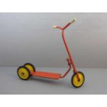 ROLLER / TRETROLLER / scooter, 1960er Jahre, Eisengestell und Blech, rot lackiert, gummibereifte