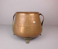 JUGENDSTIL - CACHEPOT / ÜBERTOPF, Kupfer mit Messingmonturen, um 1900. Leicht gebauchte konische