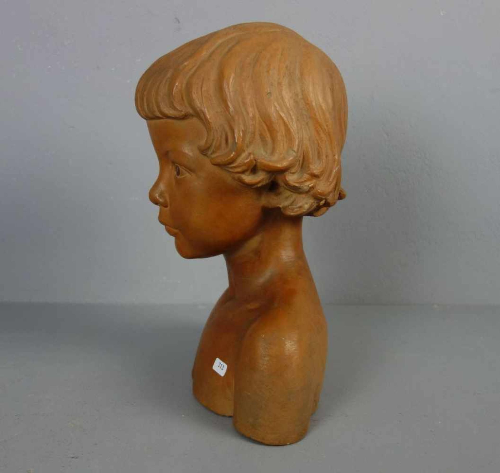 KOLLMAR, WILHELM (1872-1948), Skulptur: "Büste eines Mädchens", Terrakotta, revers vertieft signiert - Bild 2 aus 5