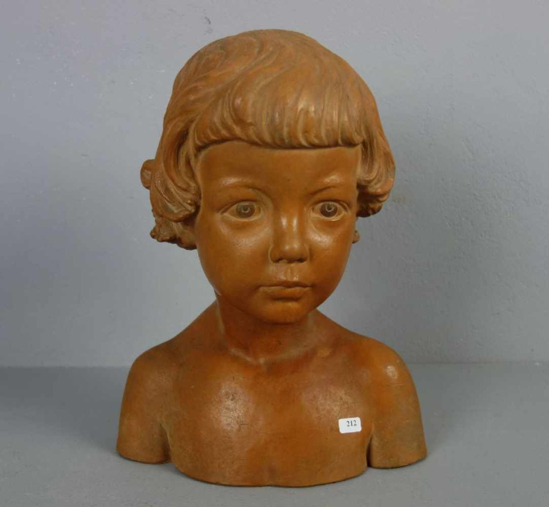 KOLLMAR, WILHELM (1872-1948), Skulptur: "Büste eines Mädchens", Terrakotta, revers vertieft signiert