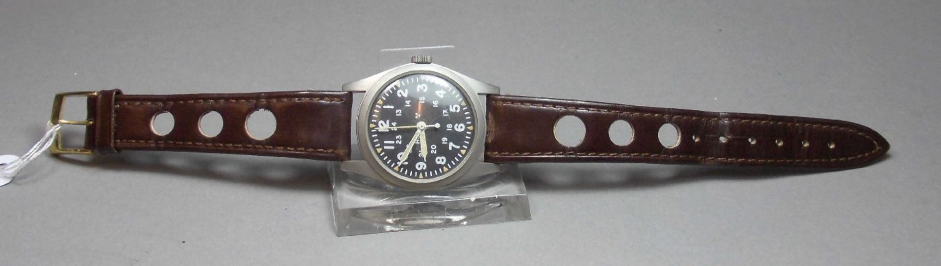 US MILITÄRUHR / ARMBANDUHR / US military wristwatch, Handaufzug, 1981. Rundes Stahlgehäuse mit 24- - Image 2 of 4