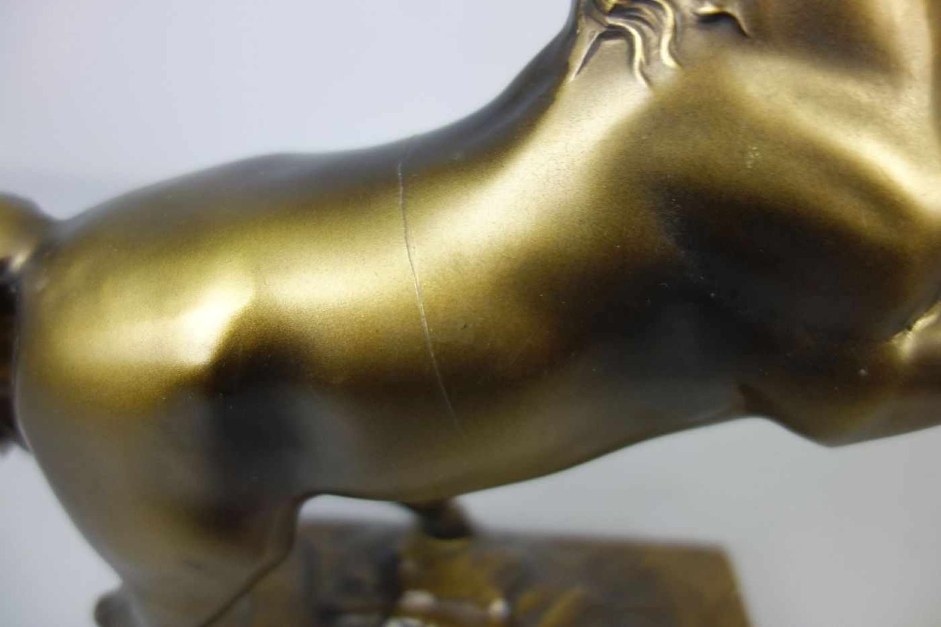 SKULPTUR: "Aufsteigendes Pferd", bronzierter Zinkguss. In leichter Stilisierung gearbeitetes Pferd - Image 2 of 5