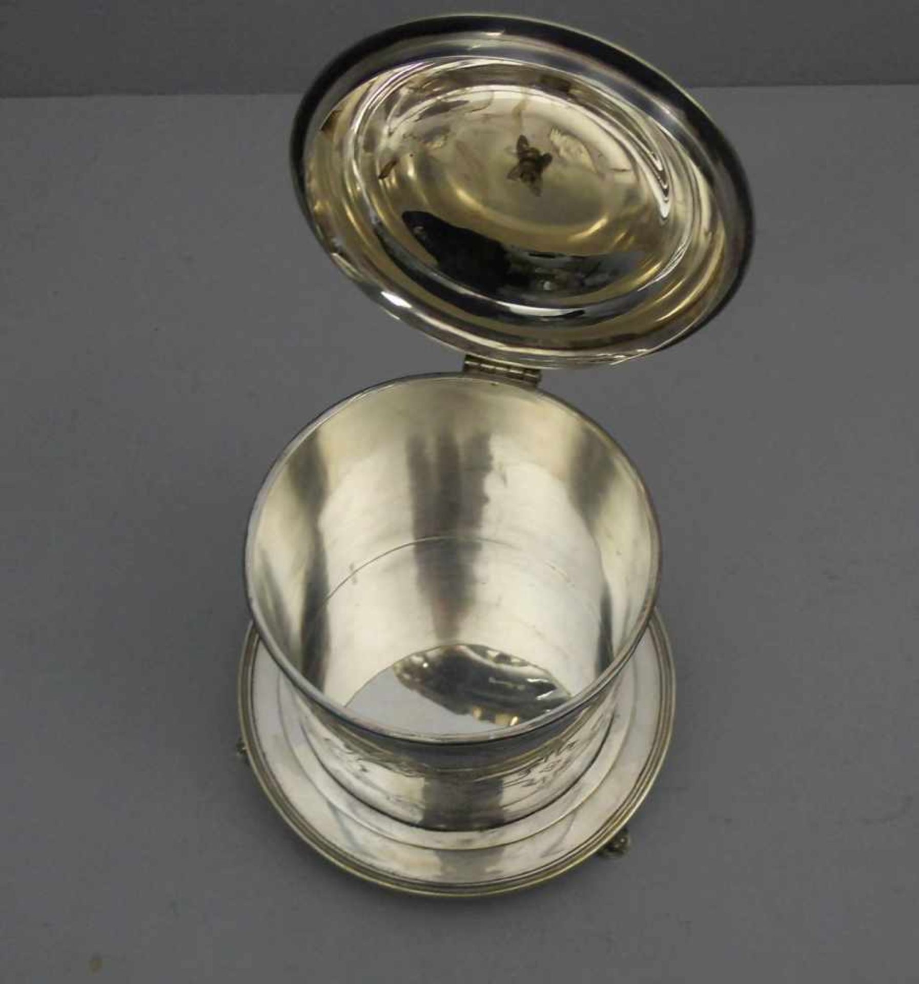 GROSSE DECKELDOSE / plated box, versilbertes Metall, wohl England, ungemarkt. Runde Form mit - Bild 4 aus 5