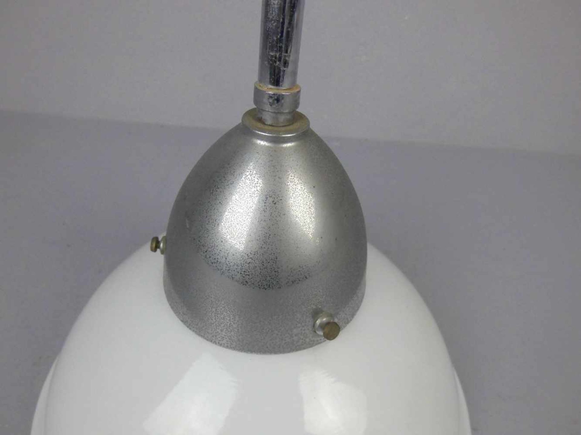 DECKENLEUCHTER / LAMPE IM BAUHAUSSTIL, 1920er Jahre, verchromtes Metall, Opalinglaskuppel, - Bild 2 aus 3