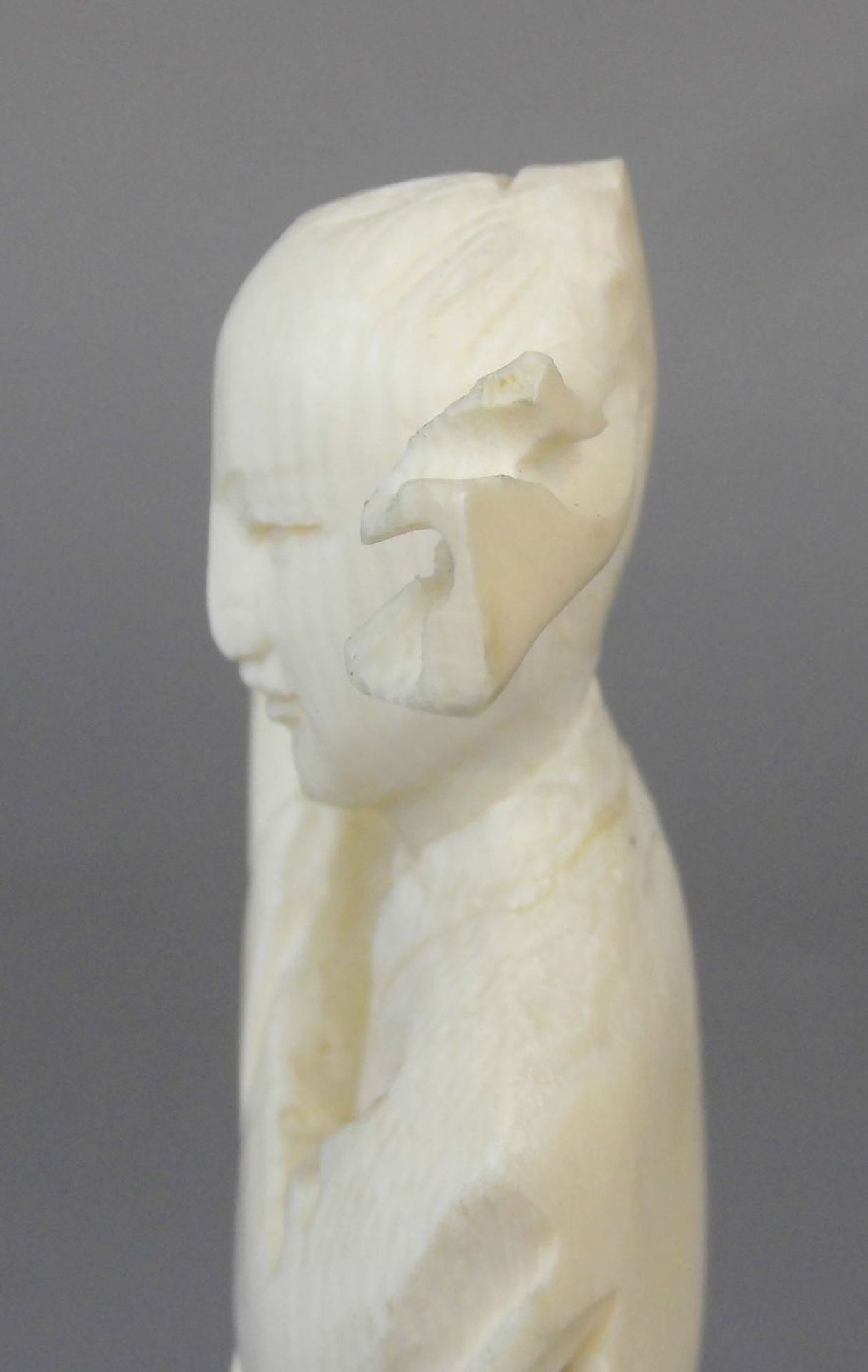 OKIMONO / ivory okimono: "Stehender Mann mit Stab", Elfenbein, 20. Jh., Japan. Vollplastisch - Image 4 of 7