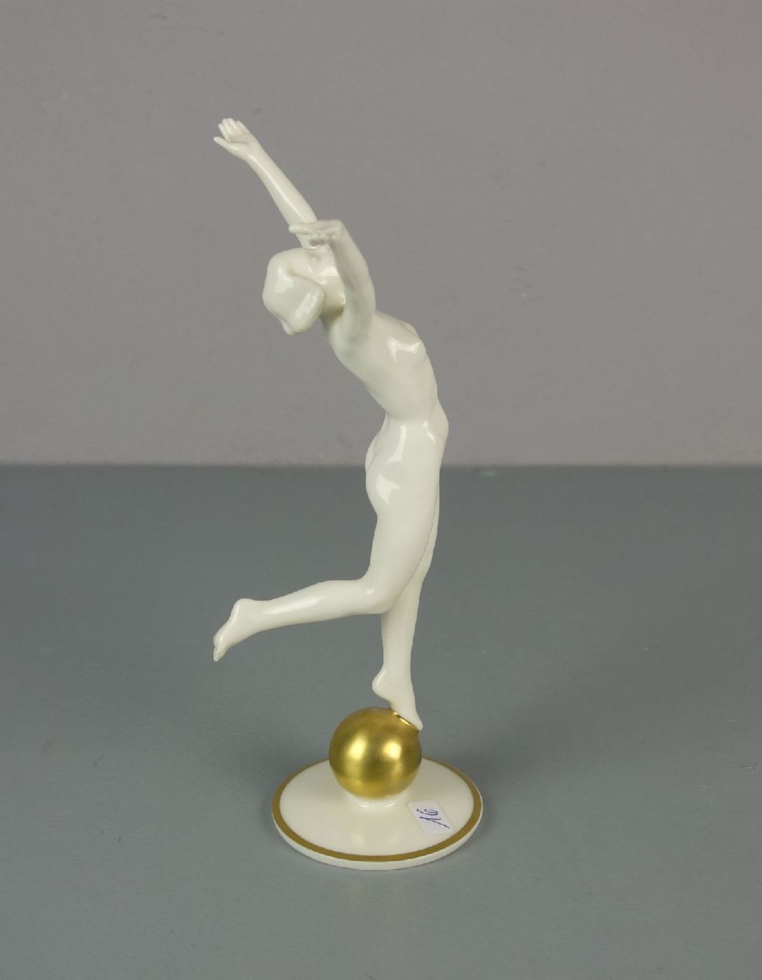 PORZELLANFIGUR: "Sonnenkind / Tanzende Frau", 20. Jh., Porzellan, mit goldfarbenen - Bild 4 aus 5