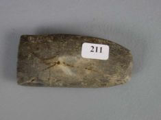 STEINBEIL / STEINAXT, prähistorisches Werkzeug aus grauem Feuerstein. Trapezförmige Form mit