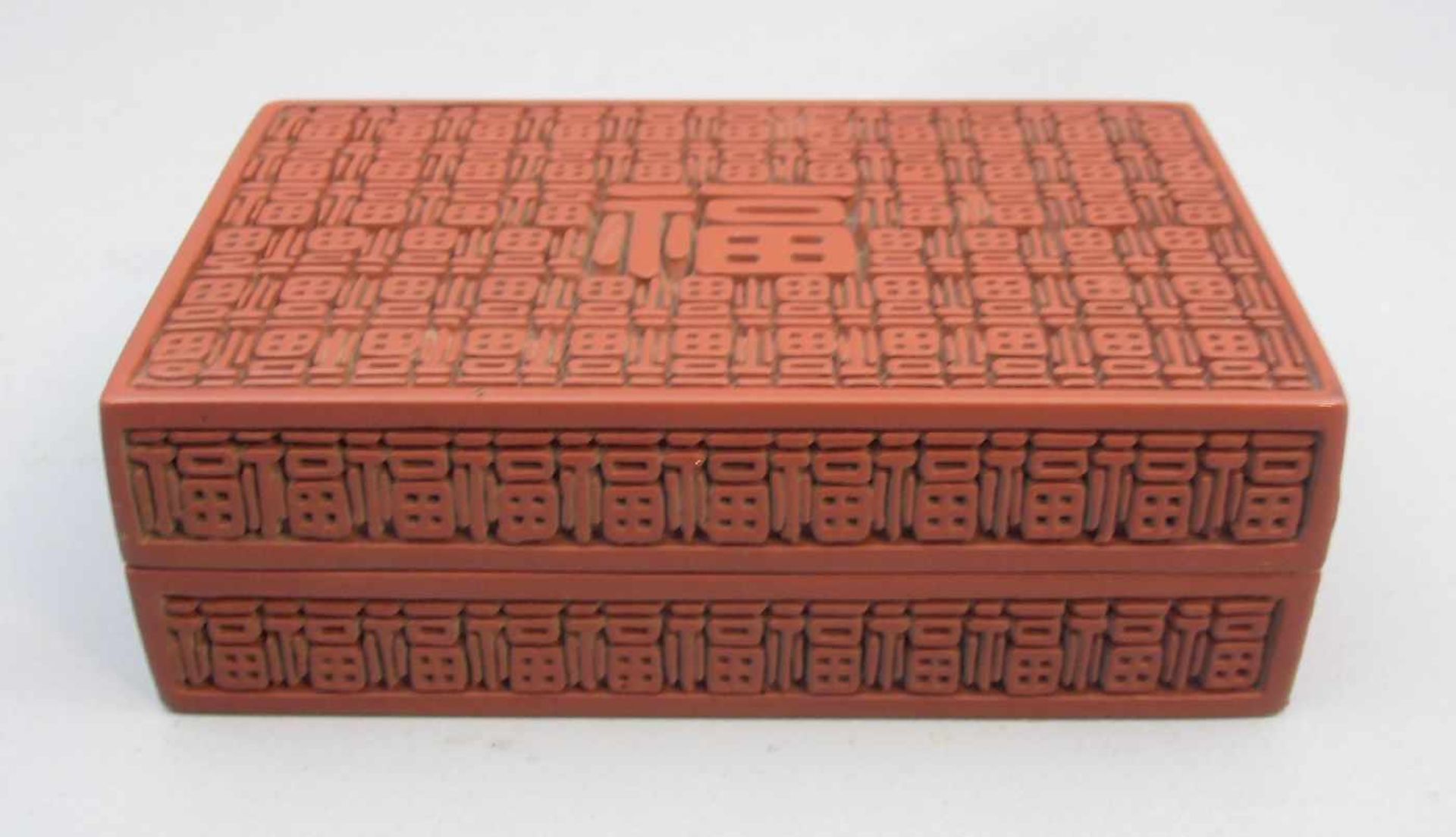 LACKSCHATULLE / DECKELDOSE / lacquer box, China, rot und schwarz staffierte Lackarbeit.