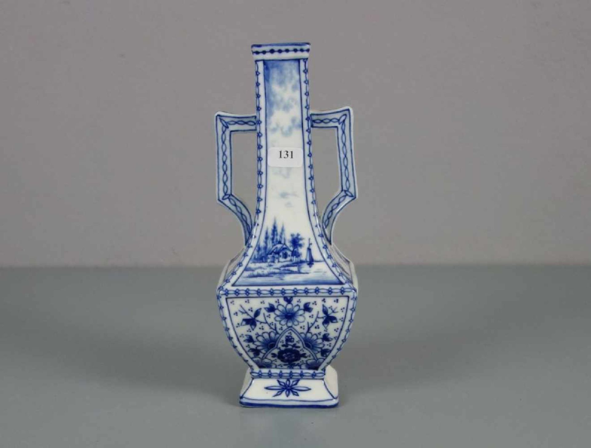 VASE, Porzellan (ungemarkt), 2. Hälfte 20. Jh.; gearbeitet in der Art Delfter Vasen. Konischer