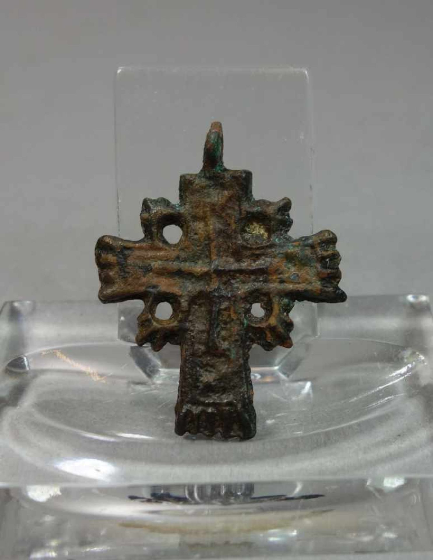 BYZANTINISCHES KREUZ / KREUZANHÄNGER, Bronze, hellbraune bis dunkelbraune Patina. Durchbrochen