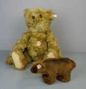 ZWEI STEIFF-BÄREN / TEDDY-BÄREN / two teddy bears, 2. H. 20. Jh., Manufaktur Steiff. 1) Teddy "Bruno