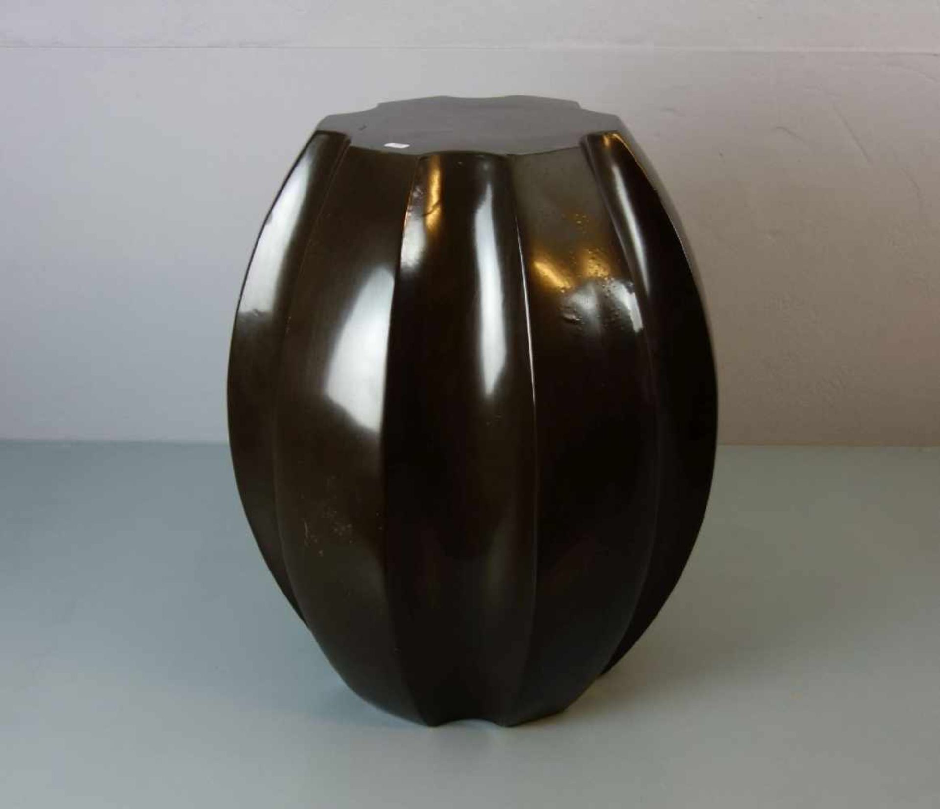 HOCKER / BEISTELLTISCH / stool, Fiberglas, braun in der Anmutung von Bronze gefasst. Zwölfpassige,