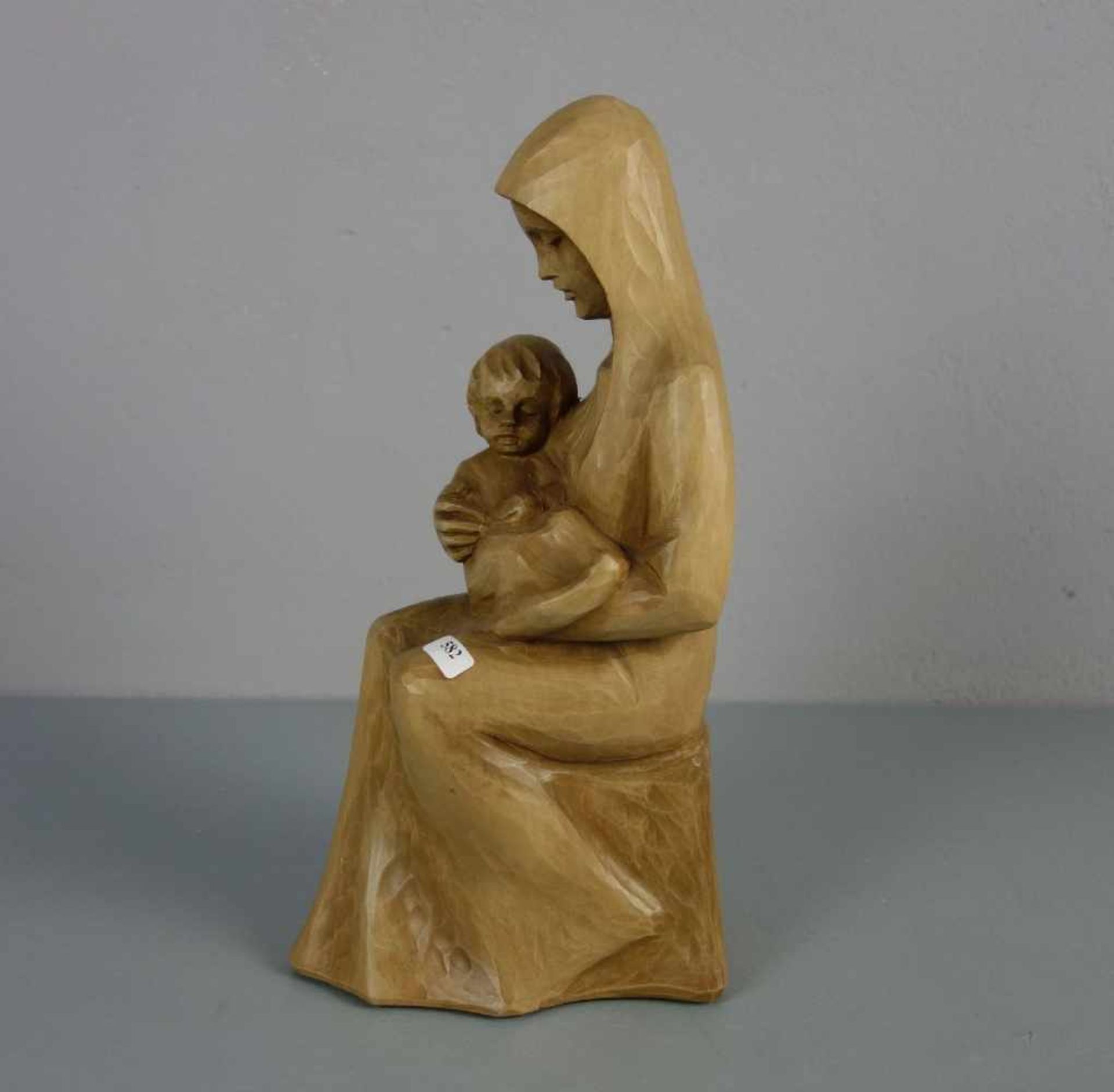 BILDHAUER / BILDSCHNITZER des 20. Jh., Skulptur: "Madonna mit Kind / Mutter mit Kind", Holz - Image 2 of 5