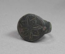 BYZANTINISCHER RING, Bronze mit brauner Patina, 9. bis 12. Jh. Nach außen gerundete und sich zum