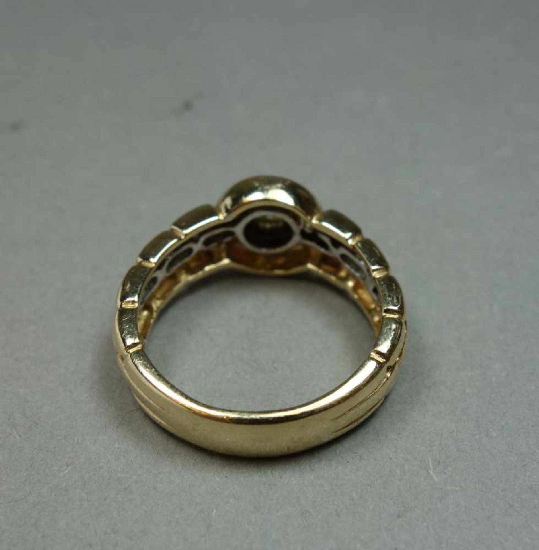 KLASSISCHER RING, bicolor, 585er Gold (6,9 g) besetzt mit Brillanten von 0,15 ct., Ring-Gr. 57. - Bild 3 aus 4