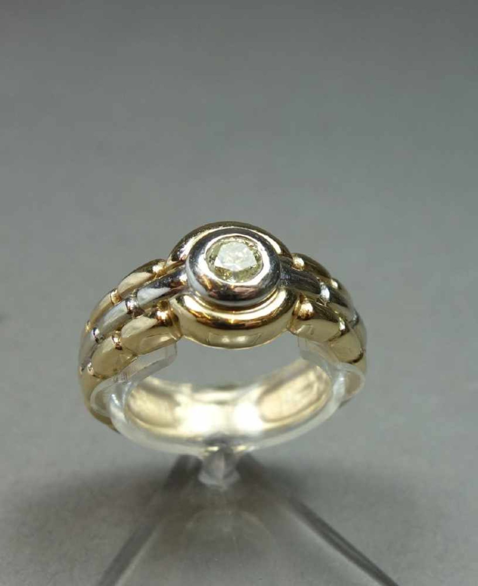 KLASSISCHER RING, bicolor, 585er Gold (6,9 g) besetzt mit Brillanten von 0,15 ct., Ring-Gr. 57.