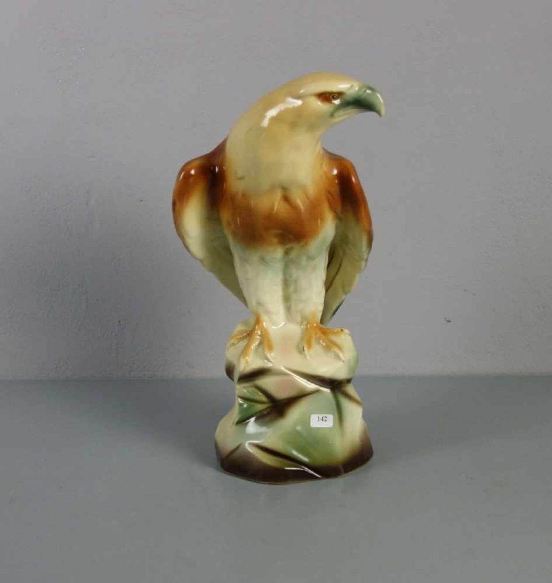 PORZELLANFIGUR "Raubvogel / Greifvogel", Weichporzellan, unter dem Stand bezeichnet mit Blindmarken,