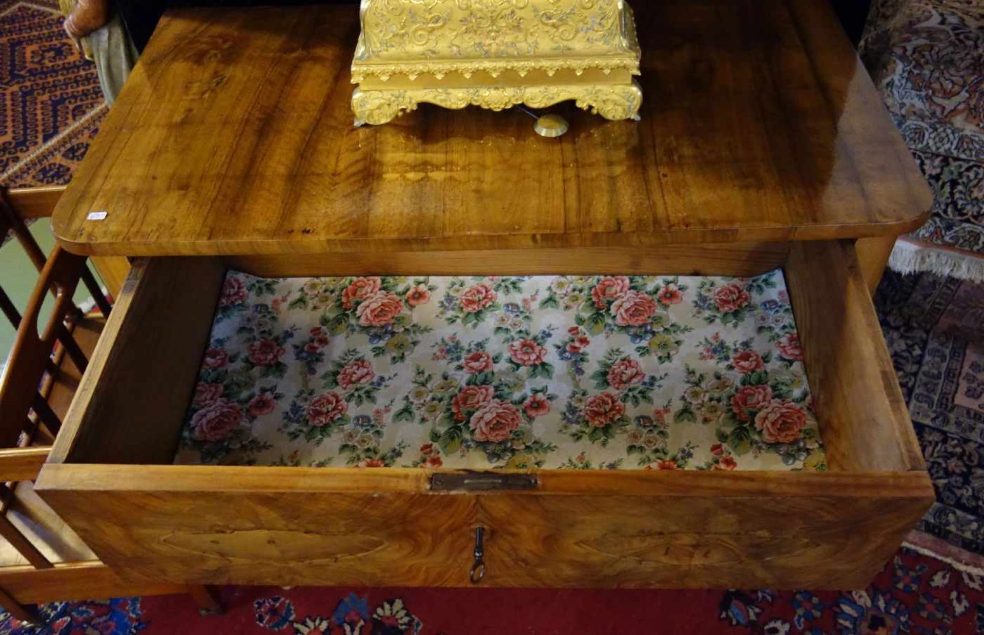 BIEDERMEIER - KOMMODE, Nussbaum furniert, deutsch, 19. Jh.; dreischübiger Zargenkasten mit - Bild 4 aus 4