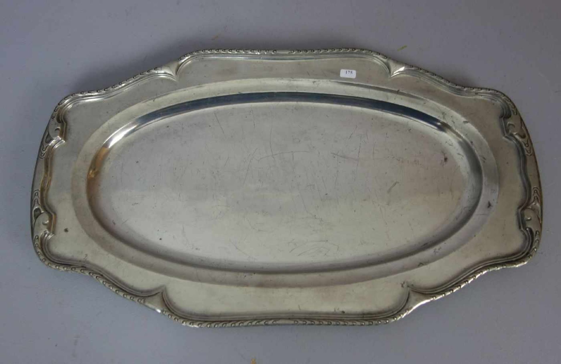 JUGENDSTIL - PLATTE / art nouveau plate, Kayserzinn. Ovale Form mit passig geschweiftem Reliefrand