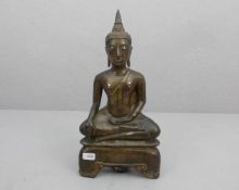 BUDDHA, Bronze, dunkelbraun patiniert und mit Resten einer Vergoldung. Siam, 15./16. Jh., mit Holz