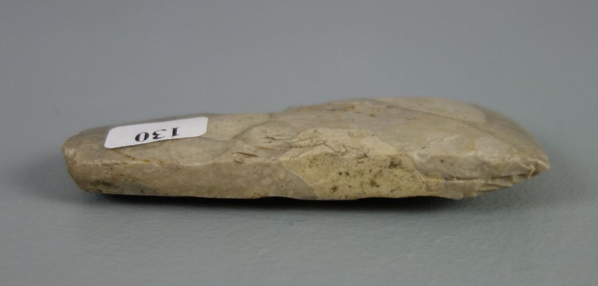 STEINBEIL / STEINAXT, prähistorisches Werkzeug aus hellgrauem Feuerstein. Trapezförmige Form mit - Bild 3 aus 4