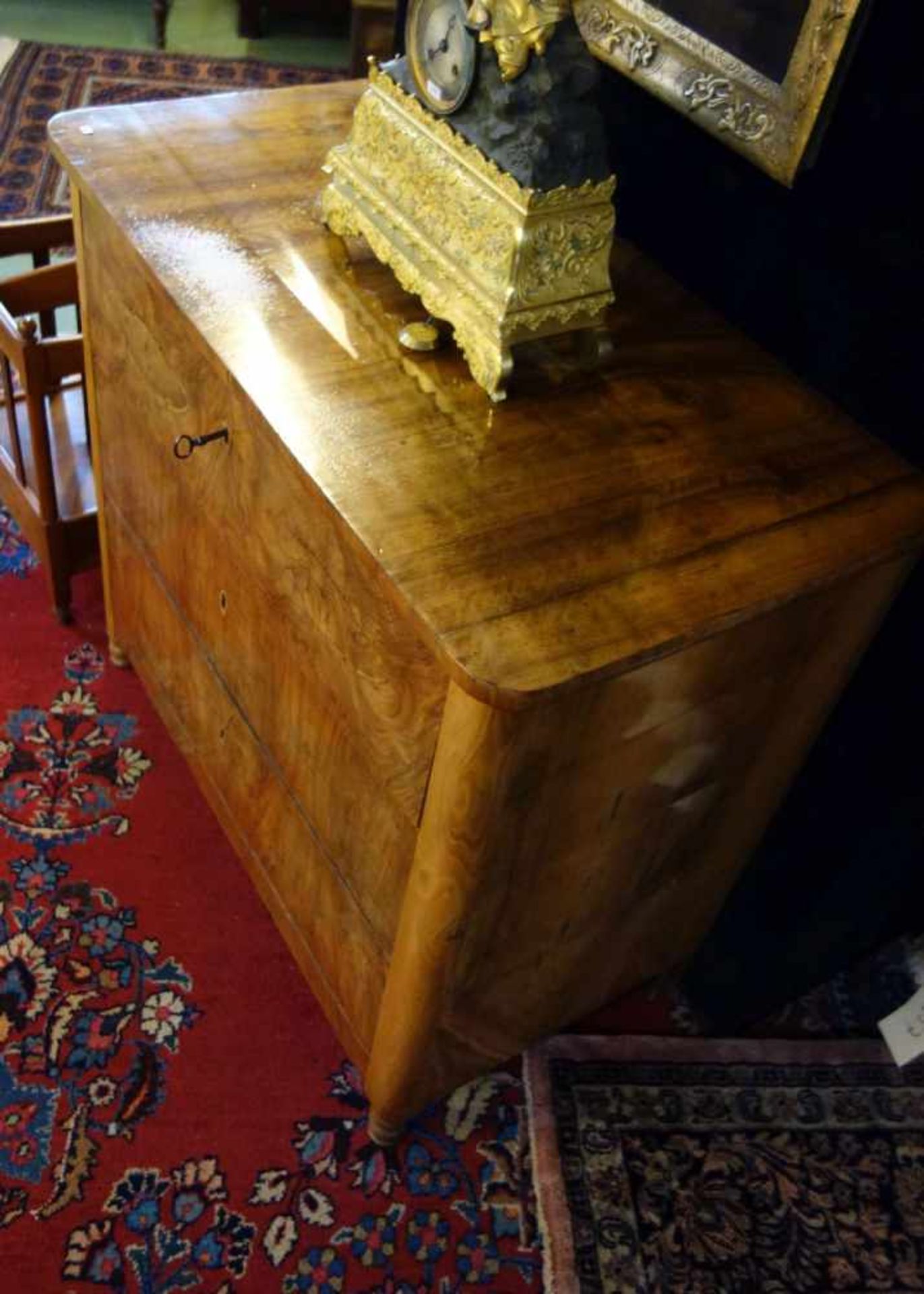 BIEDERMEIER - KOMMODE, Nussbaum furniert, deutsch, 19. Jh.; dreischübiger Zargenkasten mit - Bild 2 aus 4