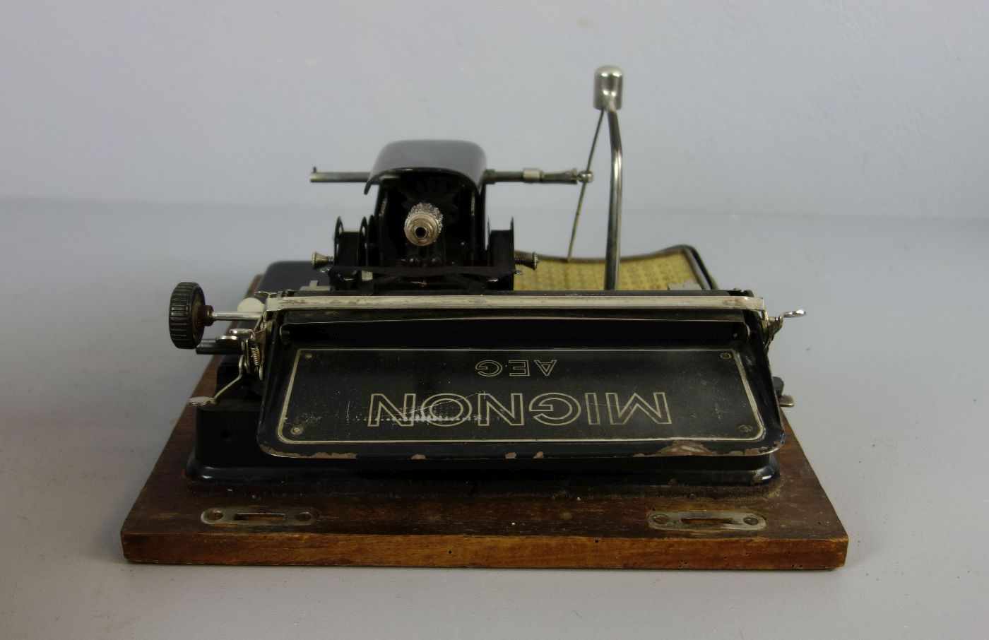 SCHREIBMASCHINE / ZYLINDERKOPFSCHREIBMASCHINE - AEG MIGNON MODELL 4 / typewriter, ab 1924, Zwei- - Image 6 of 7