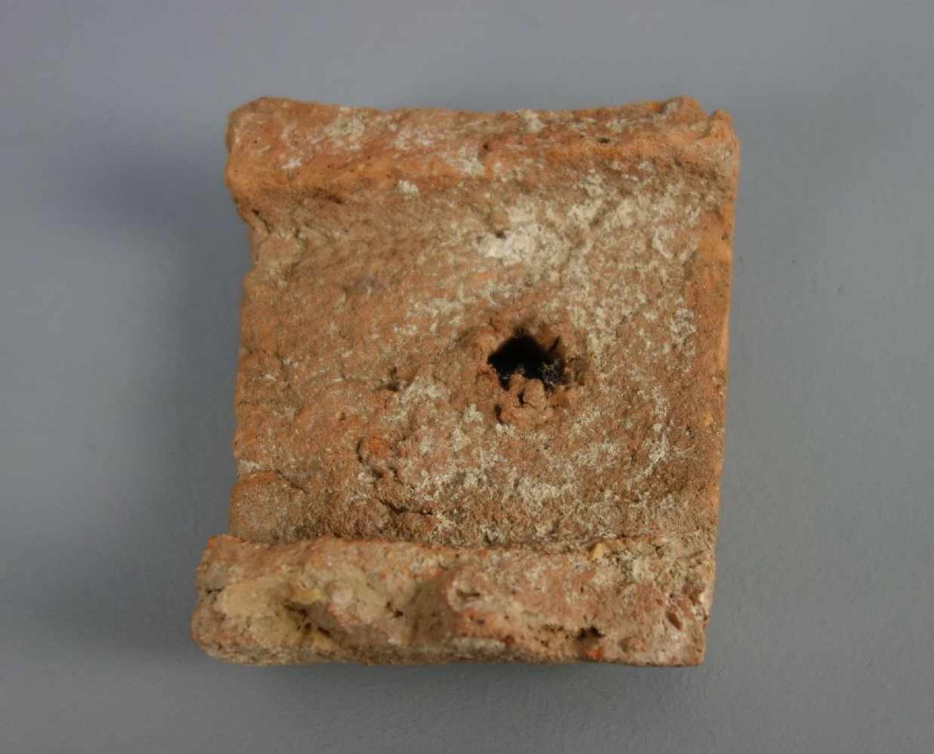 RÖMISCHER ZIEGELSTEIN, gebrannter Ton, wohl Teil eines Pilasters mit gerundeten Ecken und - Bild 3 aus 3