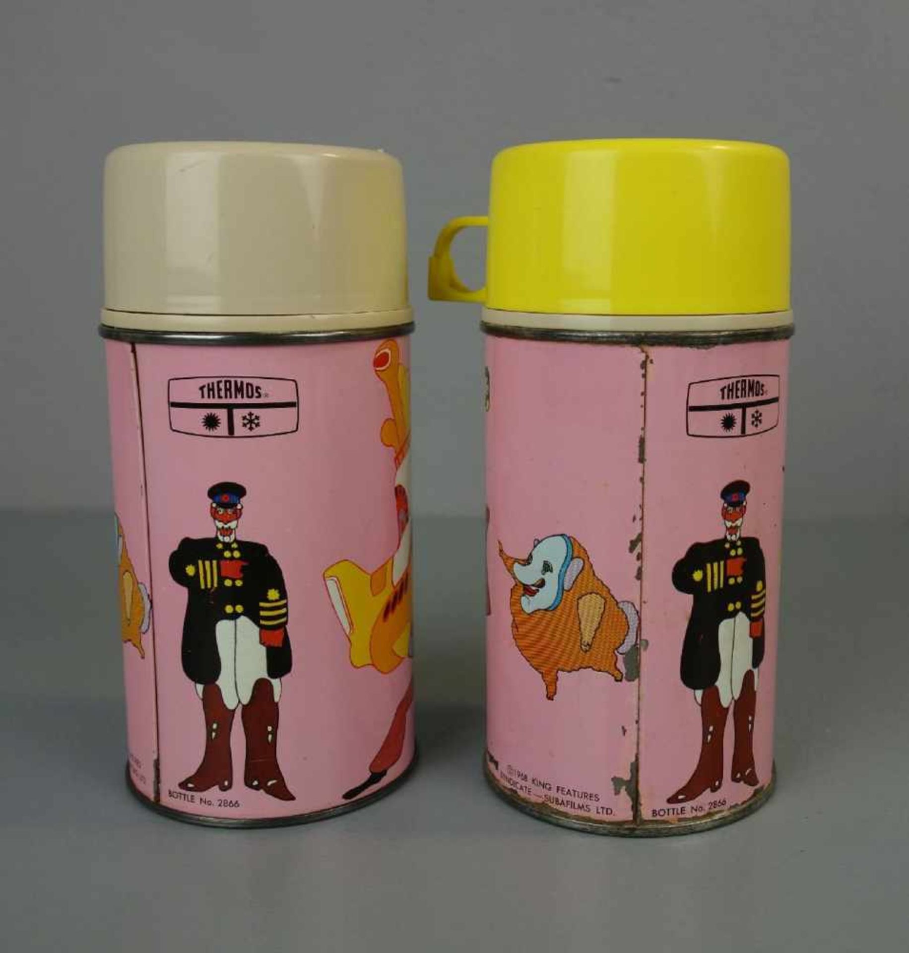 THE BEATLES MERCHANDISE / MEMORABILIA: 2 YELLOW SUBMARINE THERMOSKANNEN. Plastikdeckel in Beige - Bild 3 aus 8