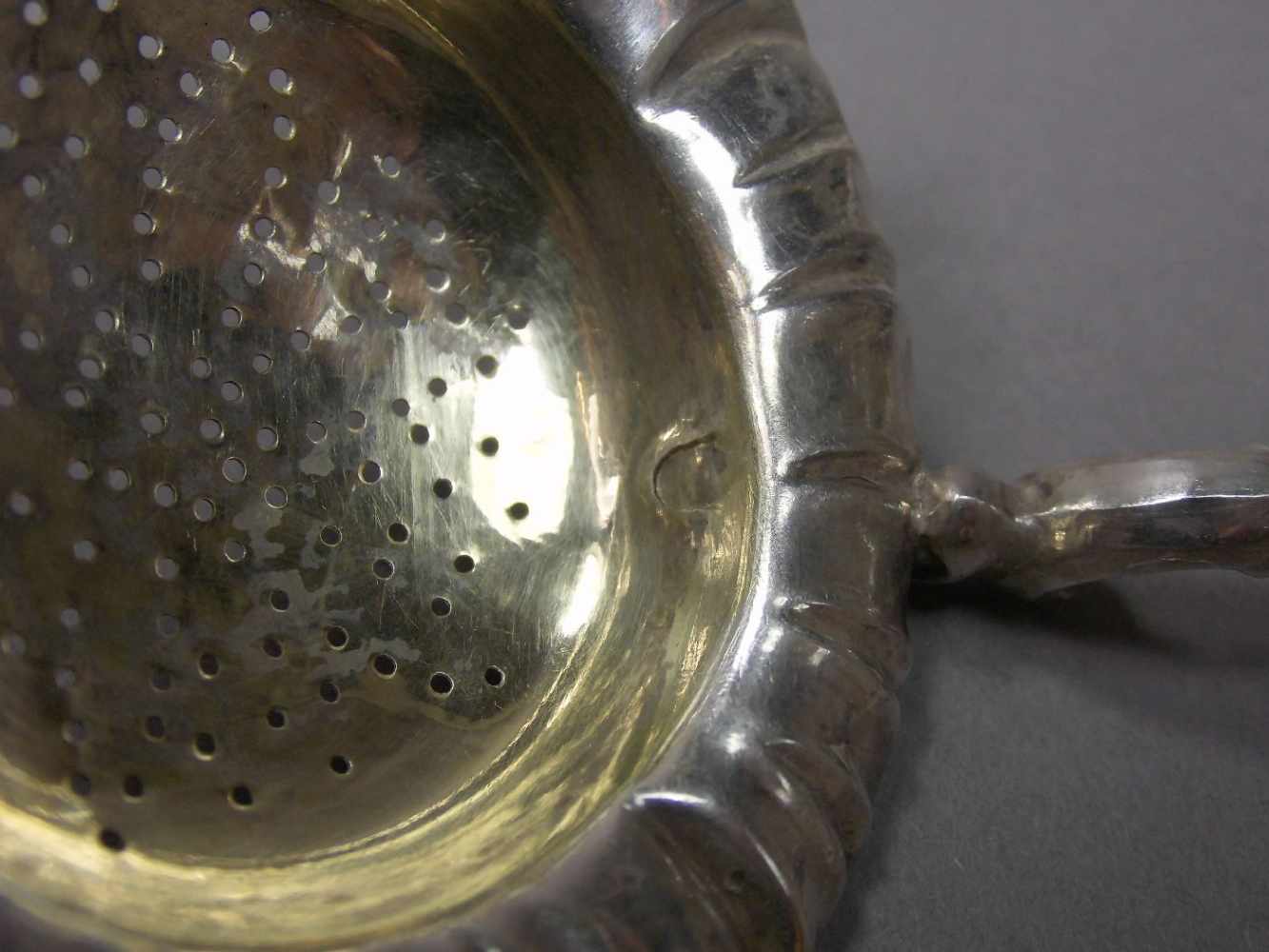 STREULÖFFEL UND TEESIEB / PAAR VORLEGELÖFFEL / tea strainer and serving spoon, 19. Jahrhundert. 1) - Bild 8 aus 8