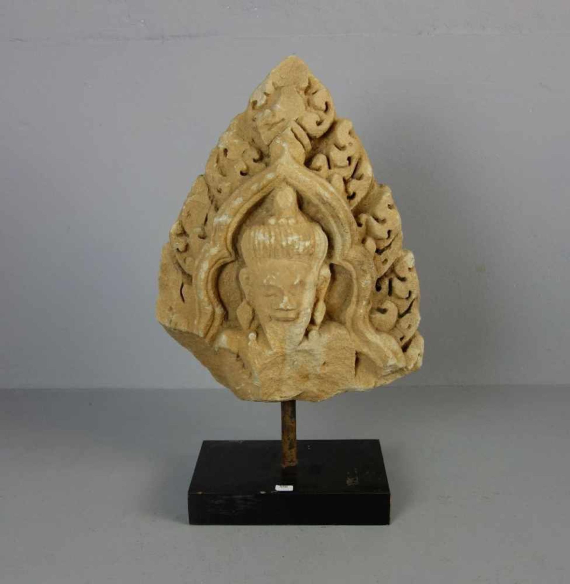 RELIEF: "Bärtige Gottheit", Sandstein, Tempelfragment, Südostasien, wohl Thailand, 13./14. Jh.,