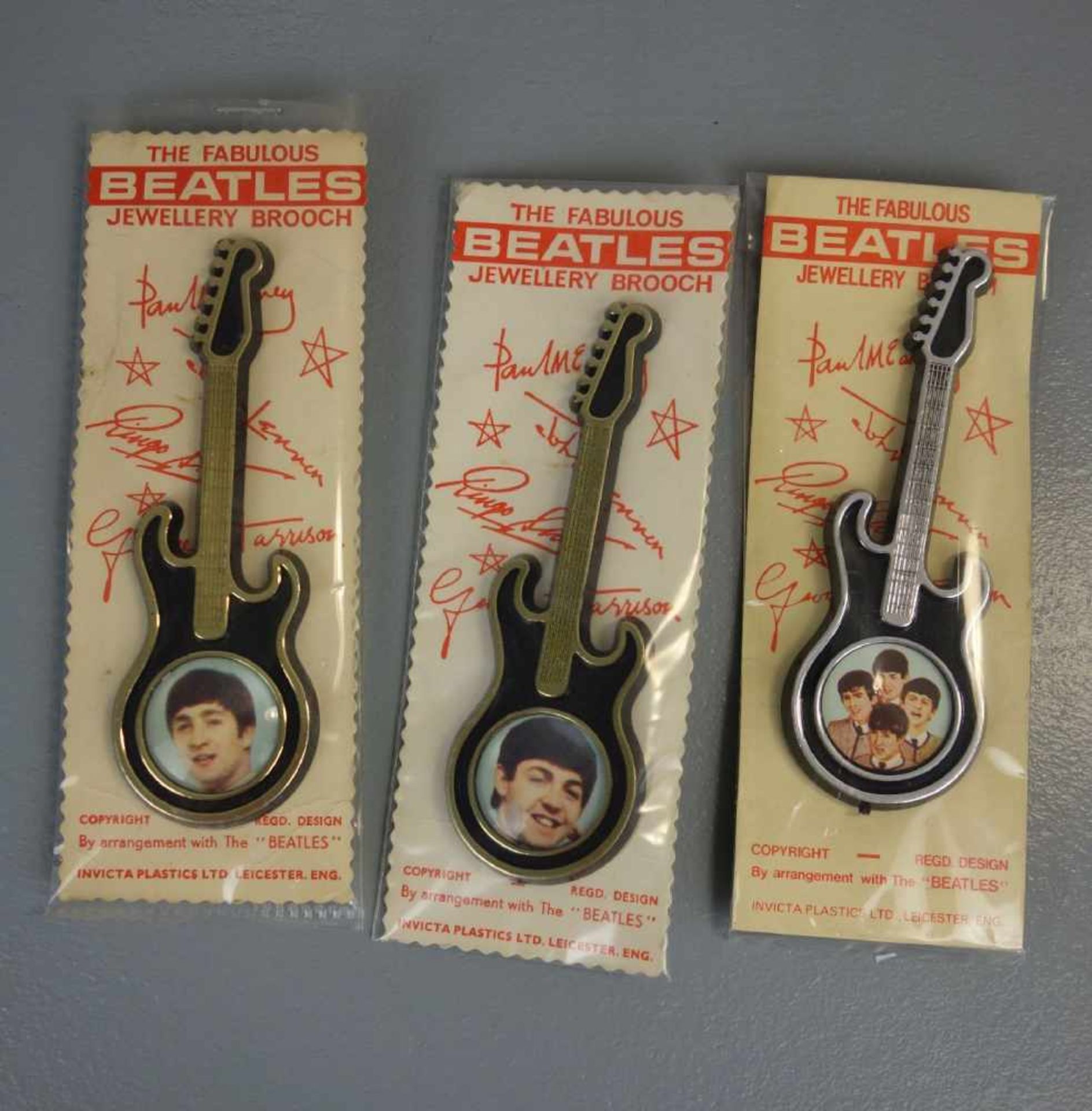 THE BEATLES MERCHANDISE / MEMORABILIA: 7 ANSTECKER / BROSCHEN, 1960er / 1970er Jahre. 2 Broschen - Bild 3 aus 4