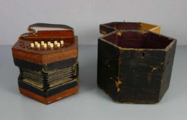 MUSIKINSTRUMENT: ENGLISCHES KNOPFAKKORDEON / button accordion, David Hyam & Co. Manufacturers,