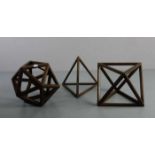 GEOMETRISCHE SKULPTUREN: STEREOMETRISCHE FIGUREN / PLATONISCHE KÖRPER: Tetraeder (H. 19 cm),